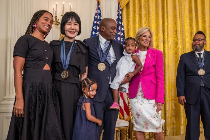 藝術家王淑鈴（左2）獲美國國務院藝術獎章，並於美國時間9月13日在白宮由總統夫人（Jill_Biden，右2）親授殊榮。（藝術家王淑鈴提供）