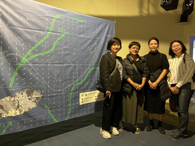 參展台灣藝術家(由左至右)王虹凱、張恩滿、劉玗及紐文中心張惠君主任合影