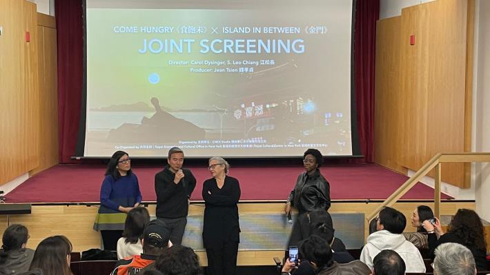紐約時報紀錄片平臺製作人Yvonne Ashley Kouadjo（右一）主持，江松長導演（左二）、錢孝貞製作人（左一）、Carol Dysinger導演（右二）出席映後座談。（紐約臺北文化中心提供）