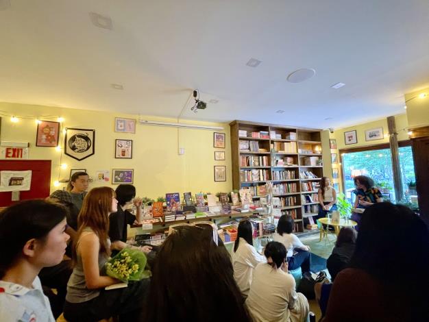 《房思琪的初戀樂園》英文版新書發表會於紐約Yu and Me Books書店舉行，與會讀者擠滿書店，對作品有深刻共鳴