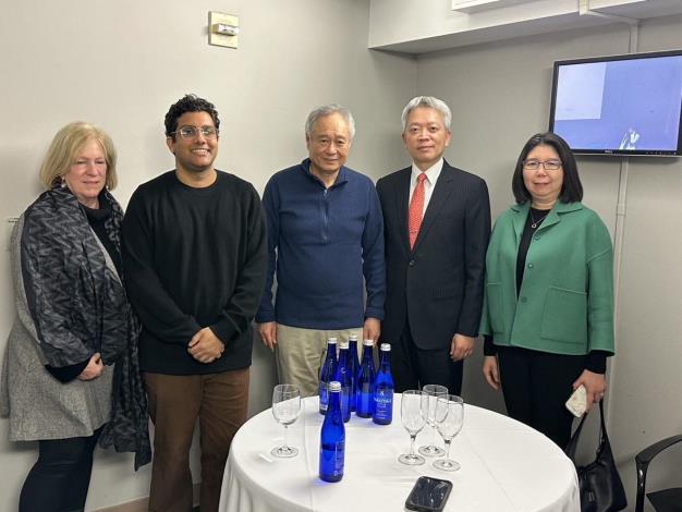 影展主辦單位與李安導演合影。亞洲協會文化外交總監Rachel Cooper) 、策展人Inney Prakash、李安導演、駐紐約辦事處李志強大使、駐紐約台北文化中心張惠君主任(從左至右)