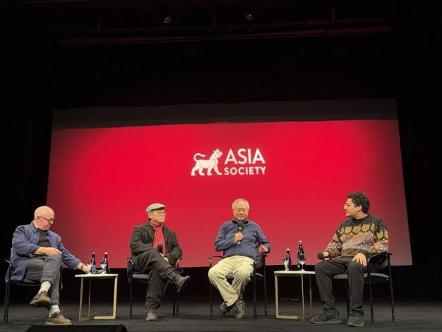 李安導演出席「臥虎藏龍」映後座談，策展人Inney Prakash(右一)提問，李安導演(右二)、製作人James Schamus (左一)、電影美術指導葉錦添(左二)暢談拍片過程