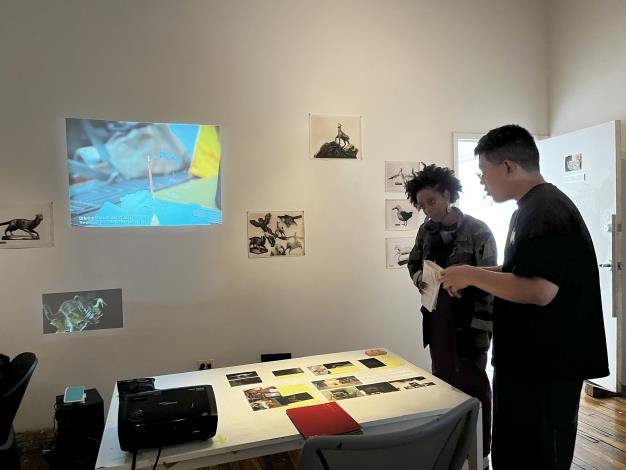 蔡咅璟透過《標本攝影術》，讓失去記錄的動物標本透過3D建模與動物溝通師重拾主體，反思攝影、博物館與殖民歷史的權力結構