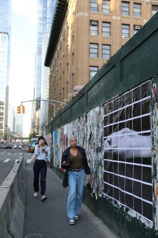 徐思穎將「天使」去頭去尾的身影轉化為紐約蘇活區的街頭塗鴉影像，呼喚人們思考存在與遷徙的意義s