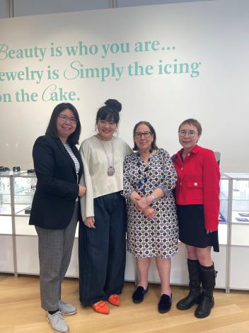 由左至右：紐文中心張惠君主任、藝術家吳沛璇、MAD策展總監Bryna Pomp