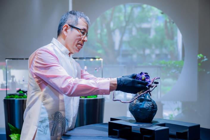 Seniman Perhiasan Taiwan Aka Chen Gelar Pameran Seni Titanium di California