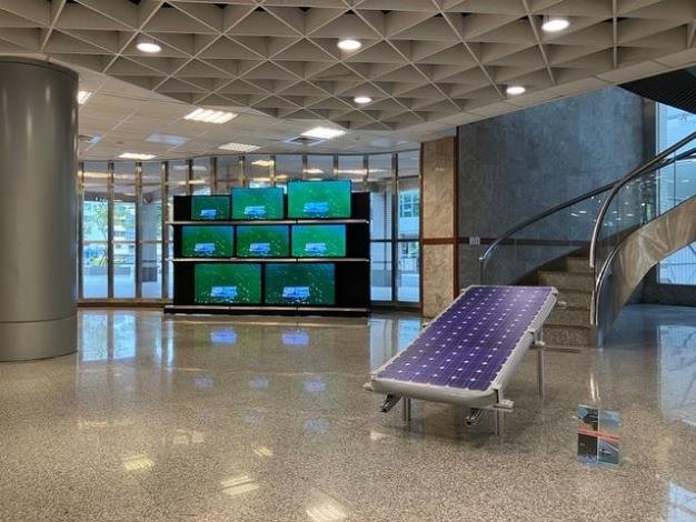 藍郁棠，〈日光浴計畫〉-3，2022年，單頻道錄像裝置、陳列架、太陽能板充氣床、鋁擠支撐架，攝影：藍郁棠