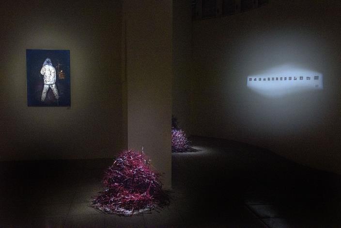 陳伯義，〈食炮人〉、〈NG廟會〉，2014年，雷射輸出彩色相紙、彩色影印，攝影：陳伯義