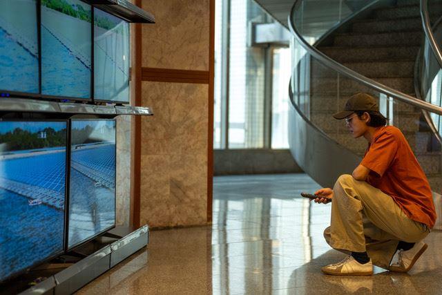 藍郁棠，〈日光浴計畫〉-1，2022年，單頻道錄像裝置、陳列架、太陽能板充氣床、鋁擠支撐架，攝影：李基宏