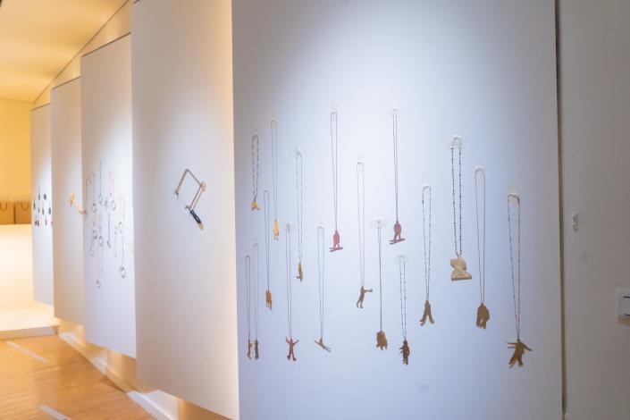 當代金工工作坊-成果展示-錫板圖紋與環形構件、圖紋腐蝕、⾦屬圖像切鋸與構成