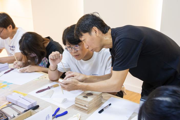 當代金工工作坊-學員與老師討論過程