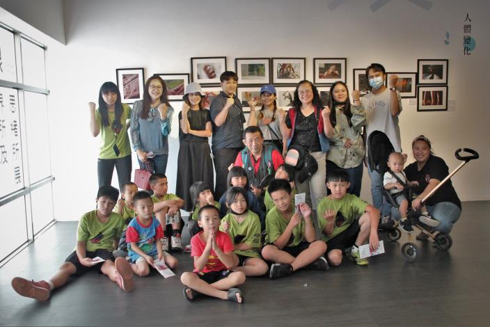 臺灣兒童攝影教育推行會與小小創作者合影