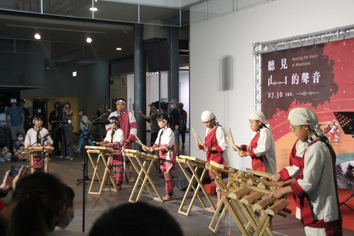 「都達國小」以賽德克族傳統樂器口簧琴及木琴打擊演出