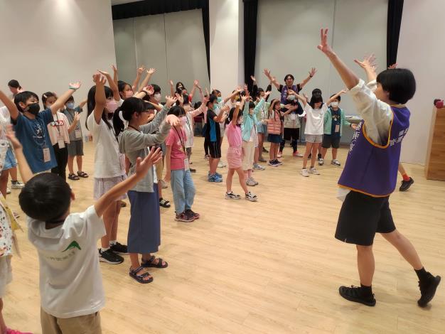 圖2：營歌教唱結合歌詞運用和肢體動作，趣味學習臺灣台語和藝術詞語概念-縮