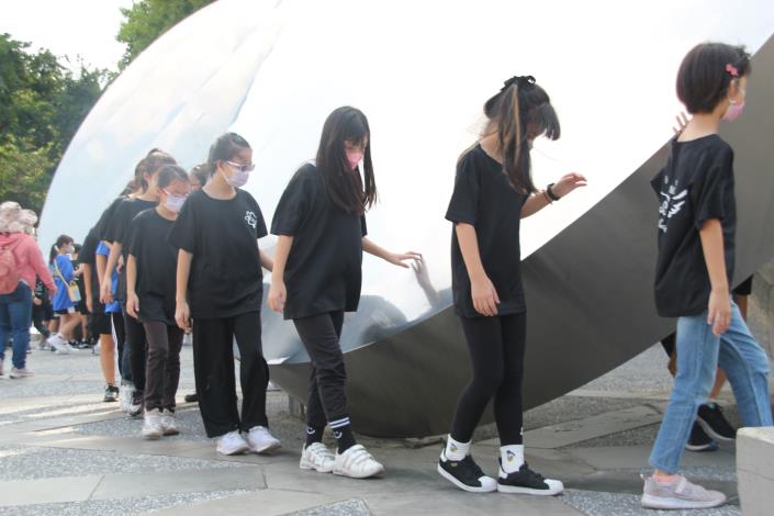 國美館「雕塑藝術遊園趣」體驗方案帶領學子認識園區雕塑