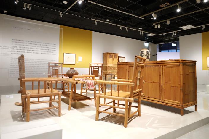 展場展出〈竹製客廳桌椅〉由顏水龍設計，許正製作。