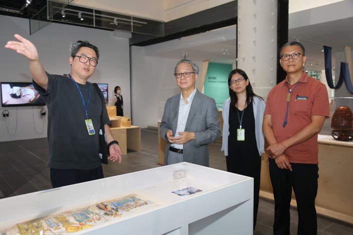 文化部長李遠（左2）參觀國美館「日月頌—顏水龍與臺灣」展覽