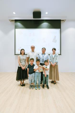 「給未來美感教育的提案—112學年度美感教育計畫」成果展，國美館副館長汪佳政（後排右2）與教保中心經營團隊、教保中心兒童合影