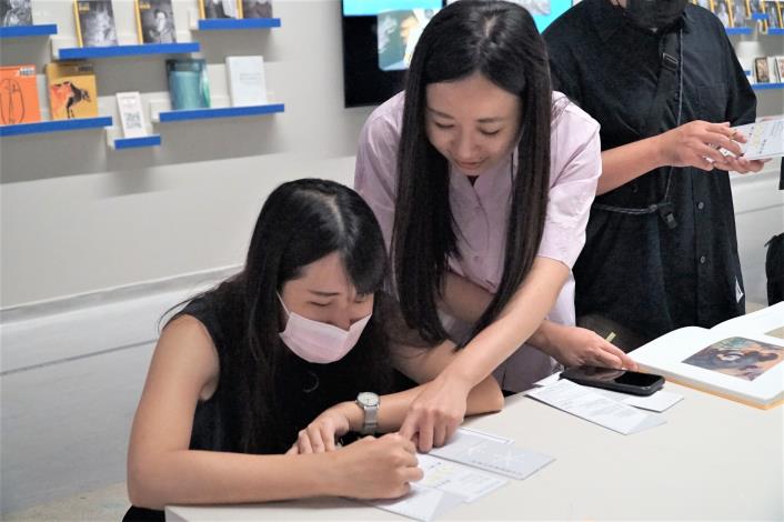 試玩員於展場體驗2