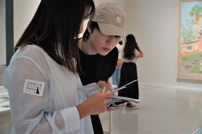 試玩員於展場體驗1