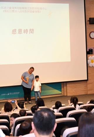 畢業生感謝家長一路的陪伴與栽培