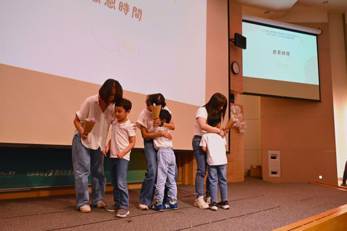 畢業生擁抱感謝師恩