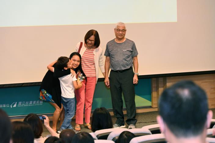 畢業生擁抱感謝家長一路的陪伴與栽培