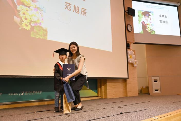 畢業生從主任媽咪手中領取畢業證書及畢業禮物