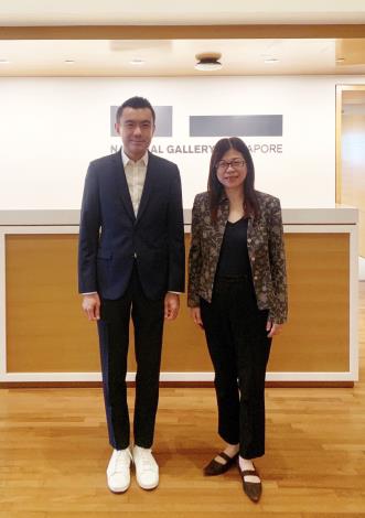 國美館館長陳貺怡（右）與新加坡國家美術館館長陳維德（Eugene Tan）合影