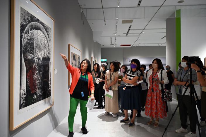評審委員呂燕卿於展覽現場導賞