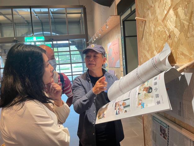 4_紀錄片會後，導演徐紫柔與長者們一同參與展場導覽，深入認識國美館藝術創齡計畫。圖片由國立臺灣美術館提供。