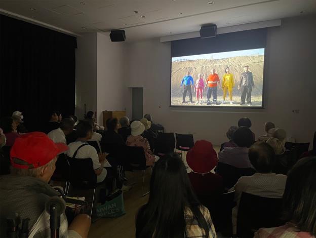 1_員榮醫院醫事Ｃ據點長者共襄盛舉參與《邀阿公阿嬤拍B級殭屍片》過程中歡笑不斷。圖片由國立臺灣美術館提供。