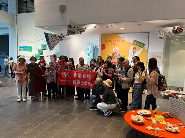 3_員榮醫院醫事Ｃ據點長者們共同在成果展現場合影留念。圖片由國立臺灣美術館提供。