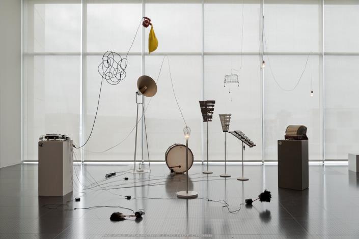 02_毛利悠子（Yuko MOHRI），〈遊行〉，2011-2017年，複合媒材裝置：人造豹皮、馬達、光電元件、氣球、木琴、風扇、手風琴、揚聲器、音訊擴大機、鼓、燈泡、電線、廚房及家庭器具等。Image courtesy of the artist and Imane Farès, Paris, Photo © Tadzio。