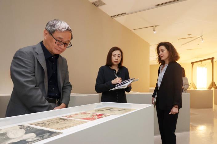 文化部長李遠（左）參觀「無序樂章：聲音藝術之旅」展覽，由策展人瑪切拉‧利斯塔（Marcella_Lista，右）導覽，介紹龐畢度中心豐富的新媒體藝術典藏。_