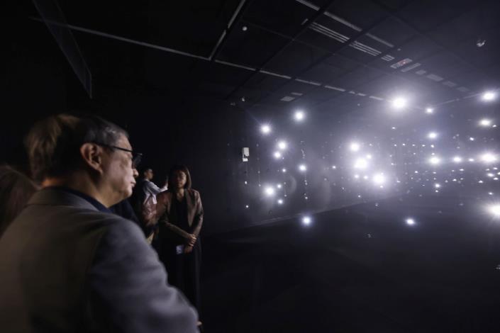 文化部長李遠參觀臺灣藝術家王福瑞作品〈聲點〉。