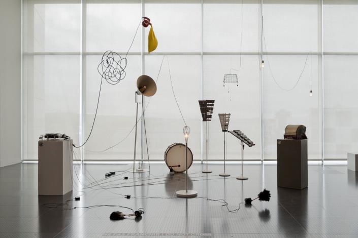 毛利悠子（Yuko_MOHRI），〈遊行〉，2011-2017年，複合媒材裝置：人造豹皮、馬達、光電元件、氣球、木琴、風扇、手風琴、揚聲器、音訊擴大機、鼓、燈泡、電線、廚房及家庭器具等。Image_courtesy_of_the_artist_and_Imane_Farès,_Paris,_Photo_©_Tadzio。
