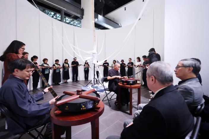 藝術家林其蔚（左1）帶領表演者演出其經典作品〈磁帶音樂〉為展覽揭幕，文化部長李遠（右1）等貴賓一同欣賞。