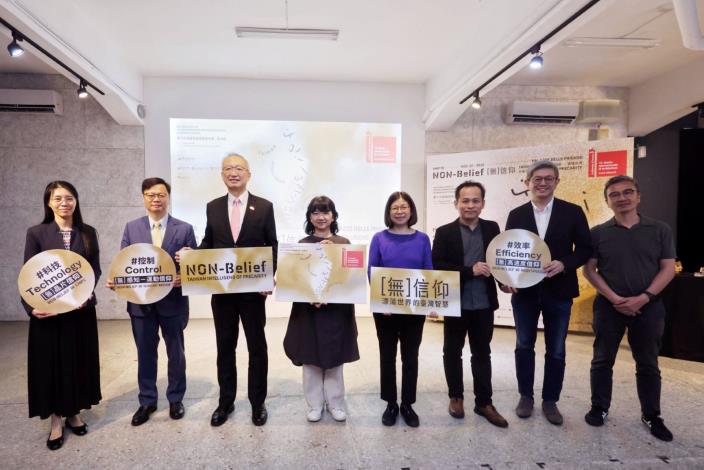 「第19屆威尼斯建築雙年展—臺灣館」參展計畫「【無】信仰：漂蕩世界的臺灣智慧」即將出發前進威尼斯，文化部政務次長李靜慧（左4）、外交部政務次長吳志中（左3）、國立臺灣美術館長陳貺怡（右4）、成功大學助理副校長吳秉聲（右2）、策展人薛丞倫（右3）等合影。