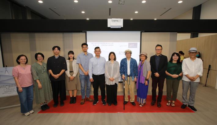 藝術圖書中心開幕與會貴賓合影，國美館長陳貺怡(右6)、藝術家謝里法伉儷(右5、4)、空間設計規劃團隊黃智良先生(右7)、「造書之術主題展策展人」劉子平(右8)等人