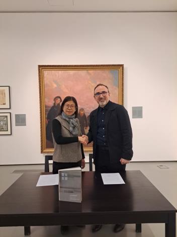 國立臺灣美術館陳貺怡館長（左）與立陶宛國家美術館總館長Dr. Arūnas Gelūnas今年5月15日簽署合作備忘錄（MOU），雙方攜手推動臺灣攝影主題展2027年赴立陶宛展出