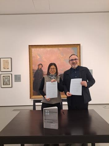 國立臺灣美術館陳貺怡館長(左)與立陶宛國家美術館總館長Dr. Arūnas Gelūnas今年5月15日於立陶宛首都維爾紐斯簽署合作備忘錄（MOU）