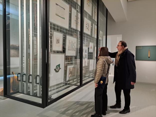 國立臺灣美術館陳貺怡館長（左）參觀立陶宛國家美術館，與立陶宛國家美術館總館長Dr. Arūnas Gelūnas深度交流藝術發展和研究主題。