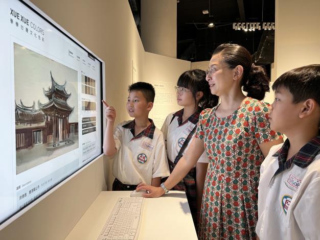 臺中市九德國小師生使用「學學台灣文化色彩網站」
