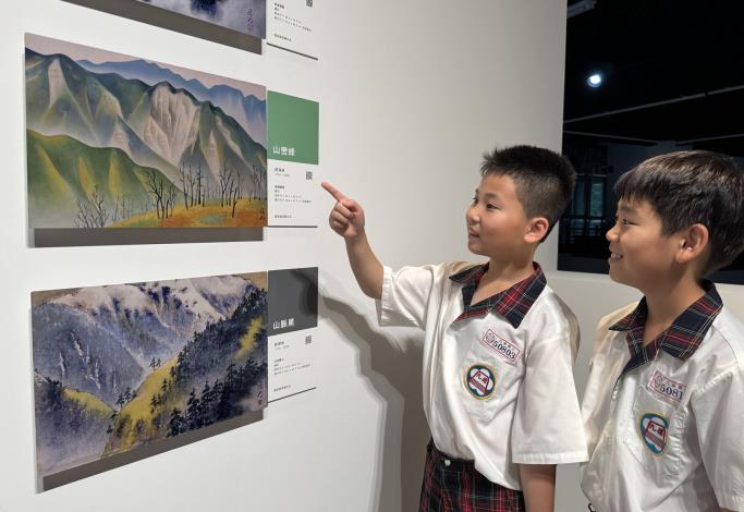 本展帶領觀眾由國美館典藏之許深州、郭柏川、席德進、袁樞真作品中，欣賞地方風土色彩之美，圖為學童參觀許深州作品情形