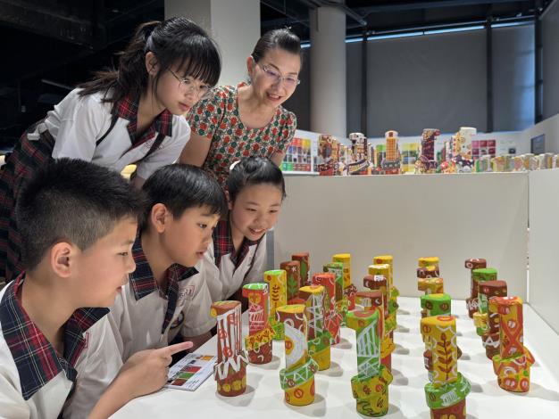 臺中市九德國小師生觀展學童彩繪作品