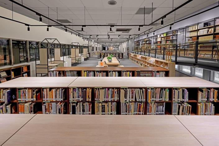 駐館期間，入選者將可運用國美館豐富的典藏資源與藝術圖書中心。During their residencies, the participants will have full access to the museum’s extensive collection and art library._Art Library in NTMoFA