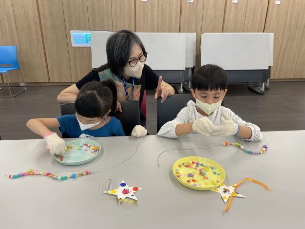國美館志工帶領孩童參與「藝開始就不孤單─祖孫跨齡共學計畫」.JPG