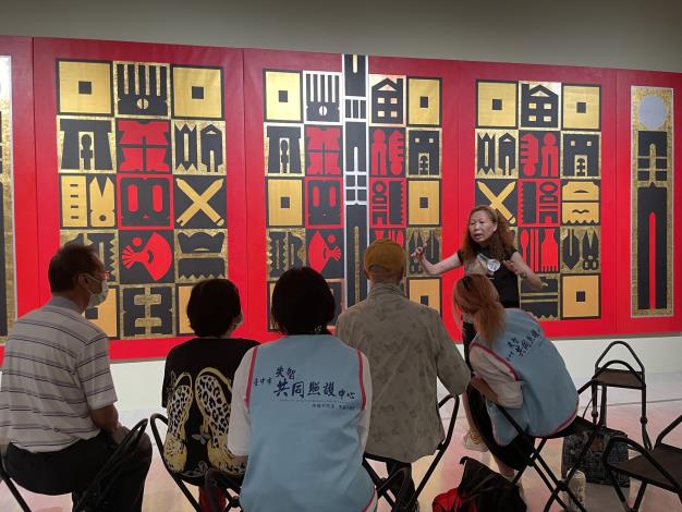 「友智藝同」失智症家庭守護活動中，志工帶領民眾參觀「廖修平90大展」