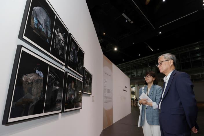 文化部長李遠參觀「114年全國美術展」，攝影類金牌獎—游竹君〈痕〉以流浪者的推車為主題進行創作。